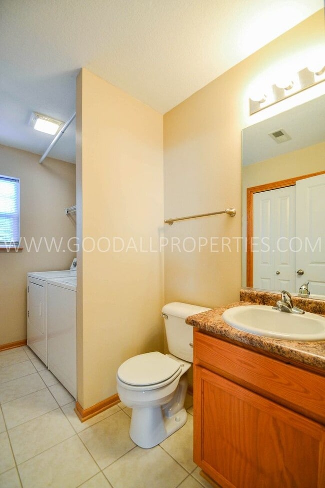 Photo - 3 Bedroom, 2.5 Bath End Unit Townhome in Urbandale