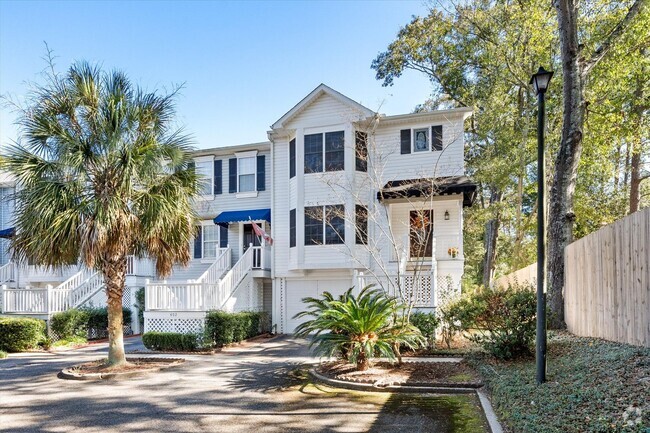 Building Photo - WILLOWBROOK TOWNHOMES -CLOSE TO USA