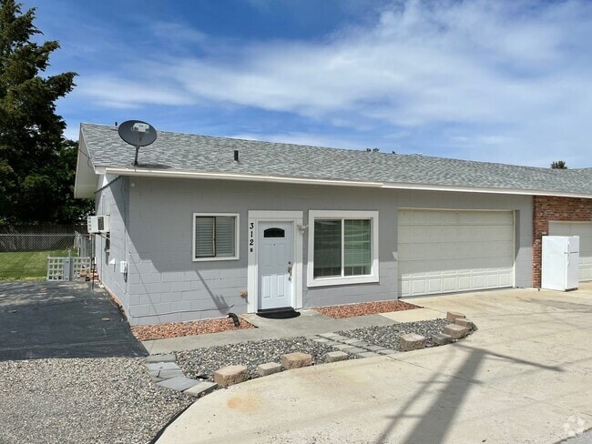 Building Photo - Updated 2 bedroom, large fenced back yard ... Rental