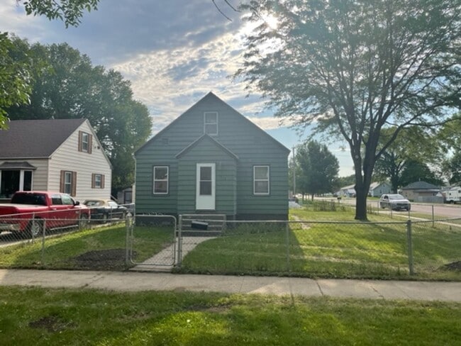 Building Photo - 3 Bed 1 Bath with Garage and Fenced in Yard Rental