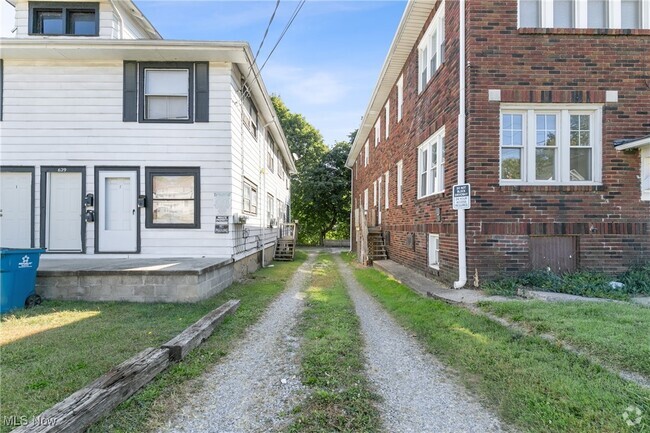 Building Photo - 633 Brown St Unit 2 Rental