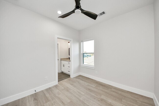 Photo - 8306 Comal St