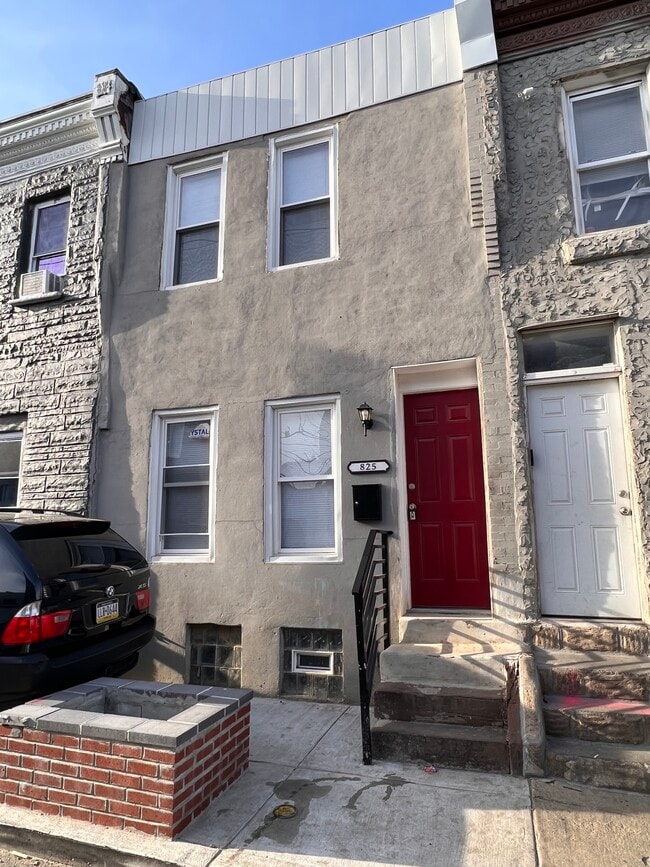 Building Photo - 825 E Madison St