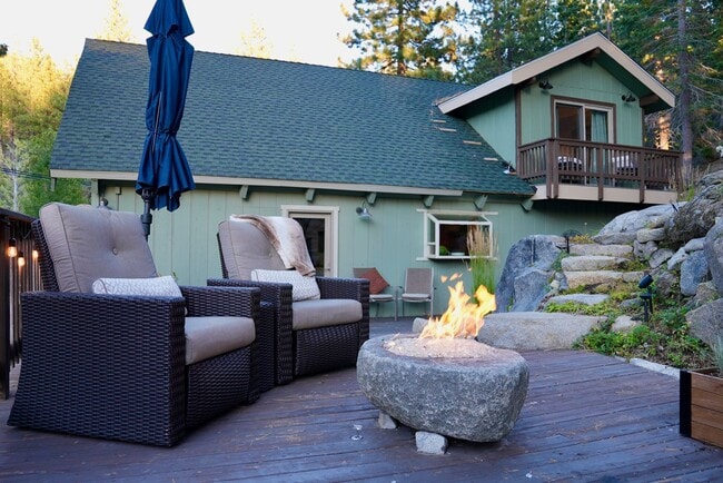 Building Photo - Nice house in Stateline available Septembe...