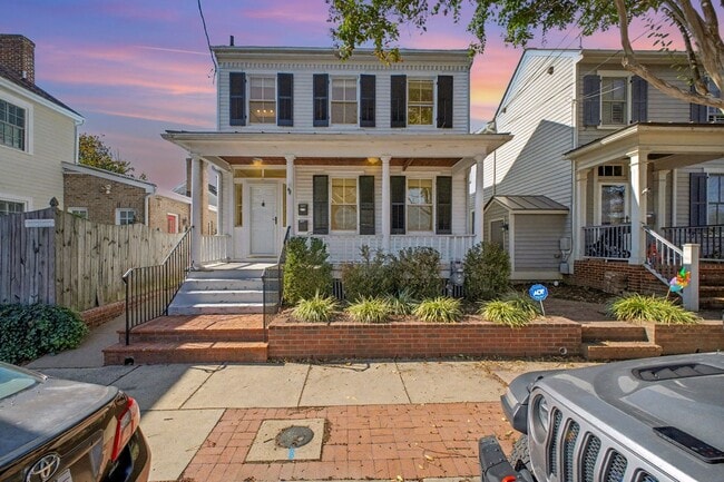Building Photo - Charming 3-bedroom 2 bathrooms in Downtown...