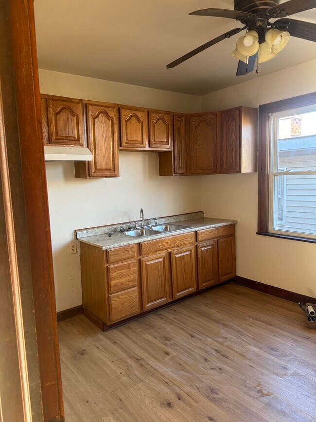 Amplia cocina comedor - 6609 S California Ave Unidad 2nd floor front