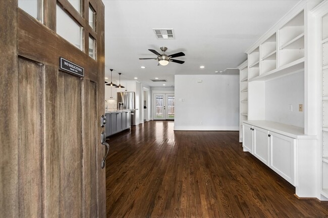 Photo - 1062 W 41st St