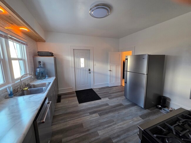 Cocina - 302 2nd Ave NE