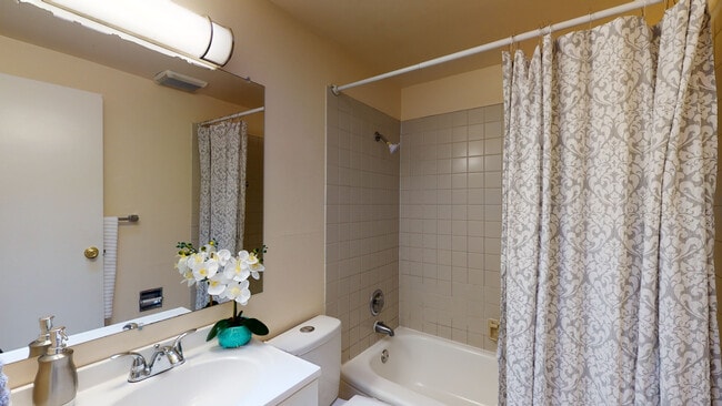 Cute Full bathroom - 12405 NE 109th Pl