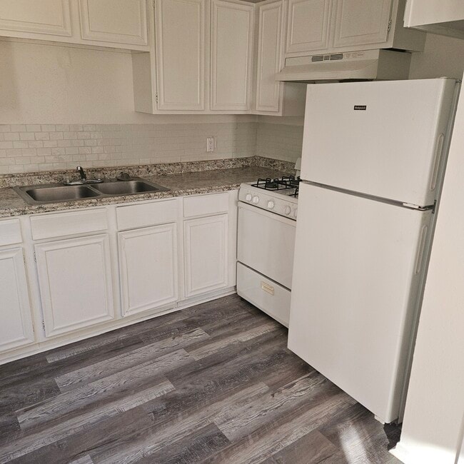 Kitchen - 8809 Etiwanda Ave