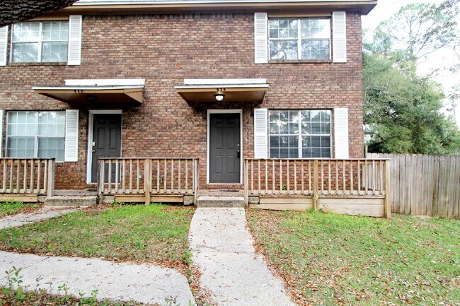 Updated 2BR/1.5BA End-Unit Townhome Near N... - Updated 2BR/1.5BA End-Unit Townhome Near N...
