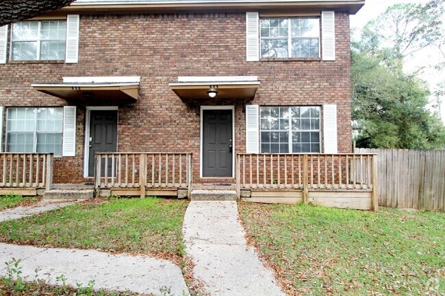 Building Photo - Updated 2BR/1.5BA End-Unit Townhome Near N...