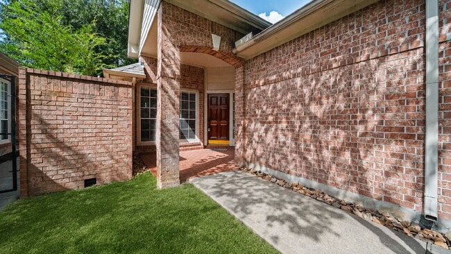 Photo - Welcome home to Alden Bridge, where comfort meets The Woodlands lifestyle!