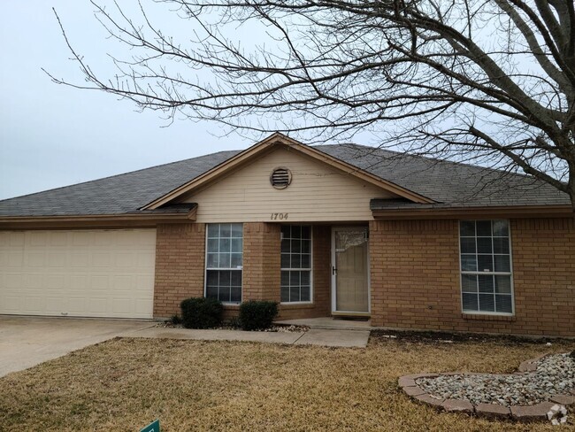Building Photo - 4 bedroom 2 bathroom house! HOUSING ACCEPTED!