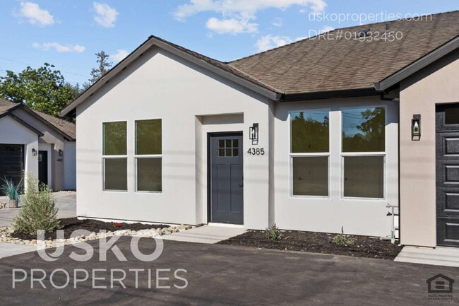 Building Photo - "Spacious 3-Bed, 2-Bath in Prime Sacrament... Unit A
