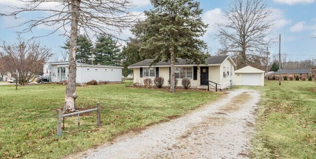 Photo - DEPOSIT MOVES YOU IN! NO RENT UNTIL SEPTEM... Casa