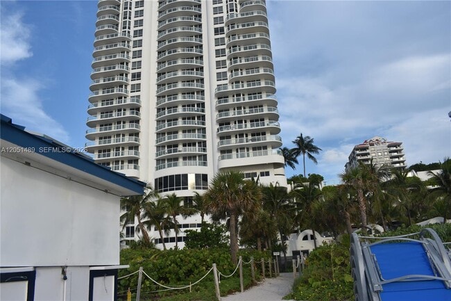 Building Photo - 6365 Collins Ave Unit 1211