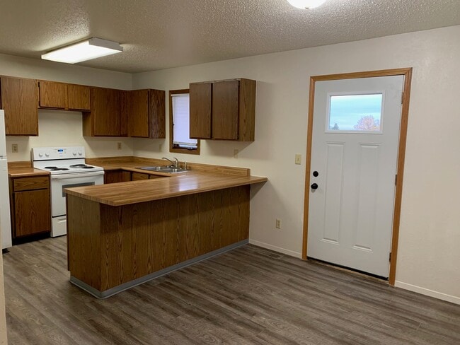 Photo - 1817 28th St W