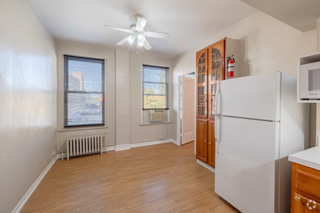 2BR, 1.5BA - 800SF - Dining Area