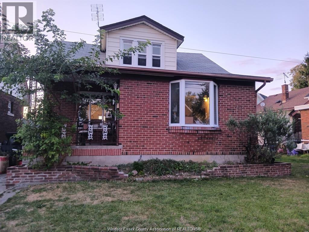 Photo - 1066 Shepherd St E