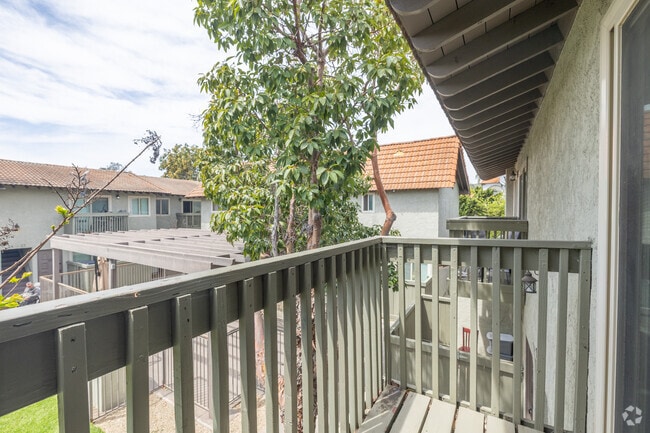 1BR, 1BA - 541SF - Balcony