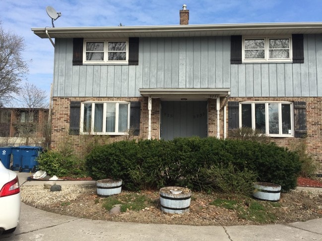 Building Photo - 9325 Kennedy Ave