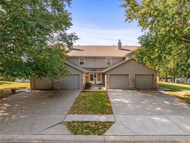 Photo - 122 NE Greystone Dr