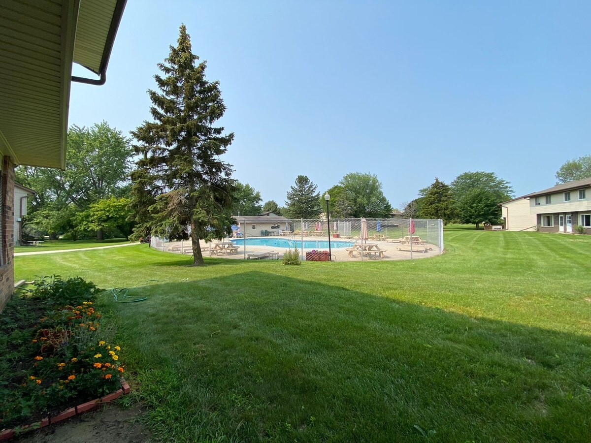 Photo - W164N11511-N11511 Squire Ct
