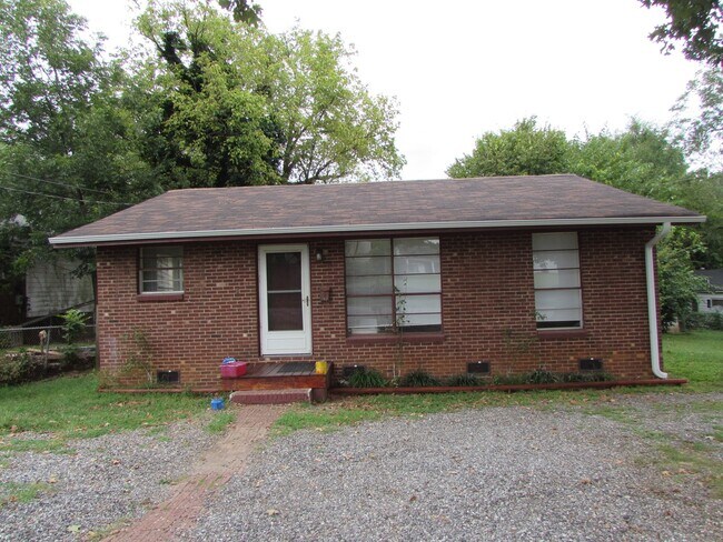 Building Photo - Updated 3 bed/2 bath Home in Statesville - Neutral Interior Paint - Laminate Floors Throughout