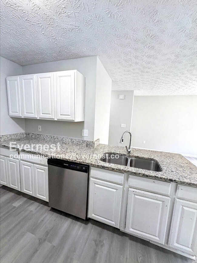 Photo - 2002 Grove Way