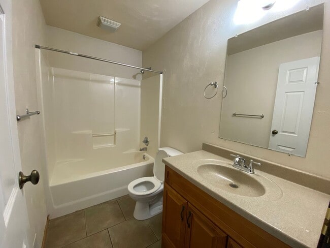 Photo - 1324-1326 Knollwood - Duplex Unit 1324 Knollwood