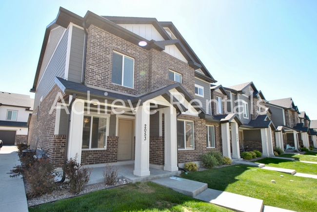 Building Photo - Beautiful End-Unit Townhome | Premium Location Near USU