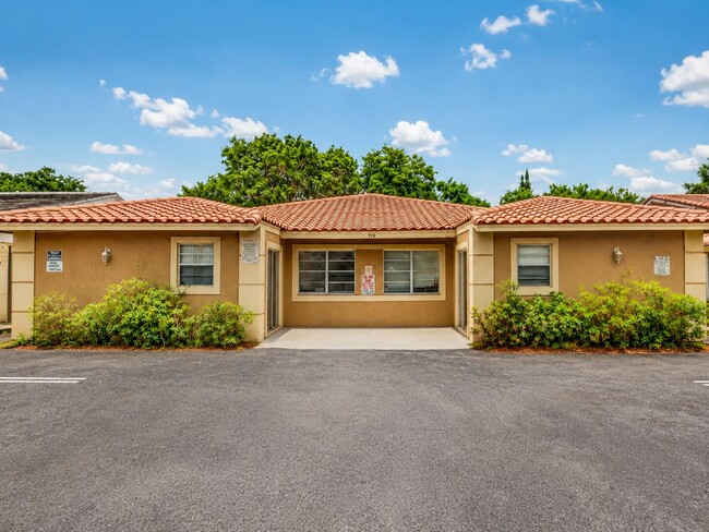 Building Photo - 4125 Woodside Dr Unit 4