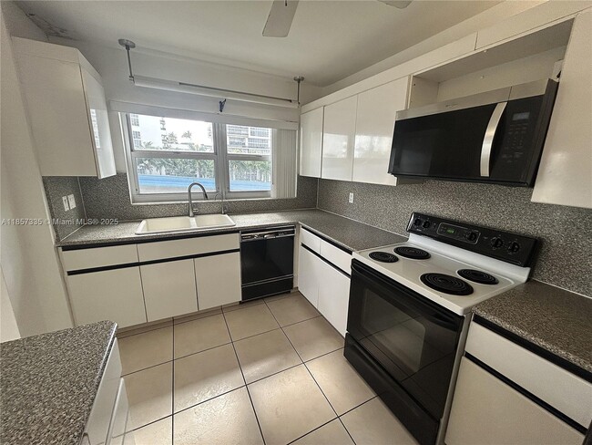 Building Photo - 1825 S Ocean Dr Unit 401 Rental