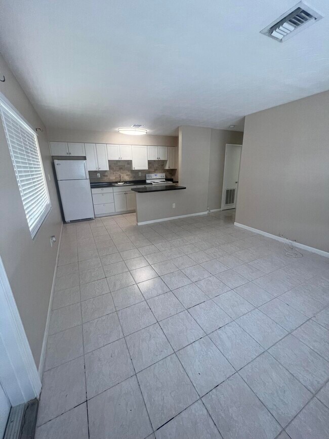 Photo - 1037 N Victoria Park Rd