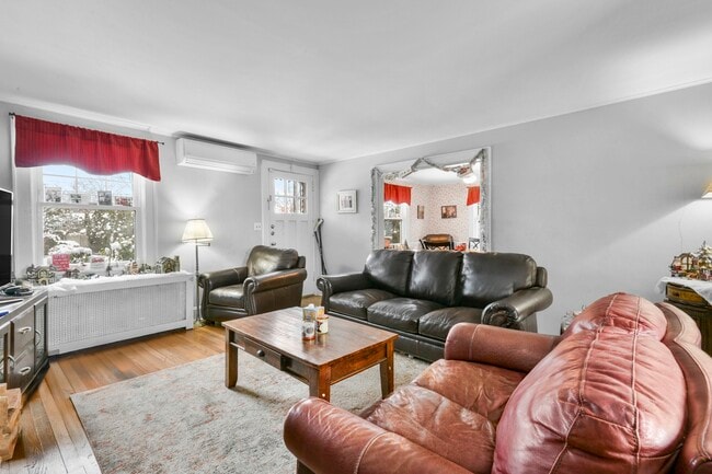 Photo - 1083 Hunter Ave