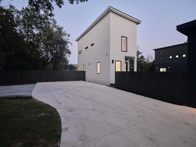Building Photo - 2609 Davis Ln Unit 2