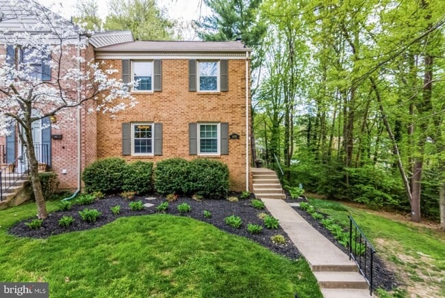 Building Photo - Spacious 3 bed and 3.5 bath end unit town house nestled on a quiet street in highly sought after ...