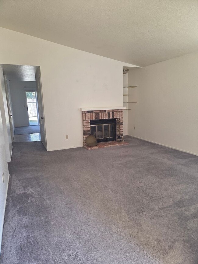 Photo - 203 Catalpa Ln