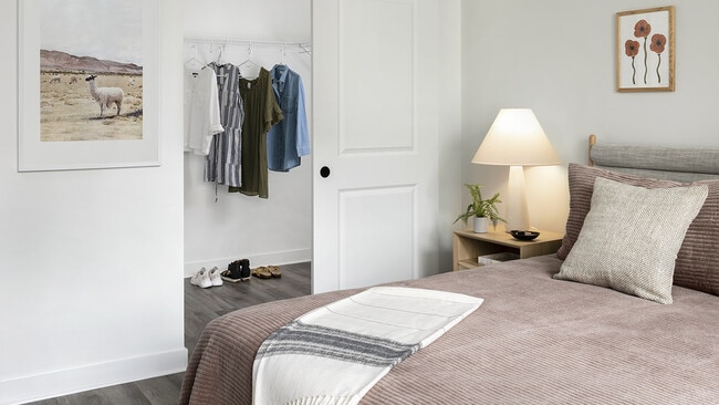 Amplio dormitorio de apartamento con armario grande y suelos de madera. - Griffis Cheesman Park