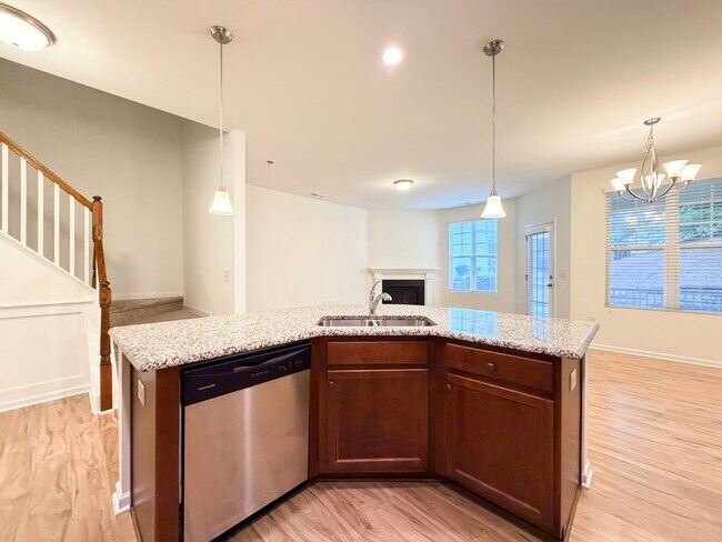 Photo - 907 Saratoga Dr
