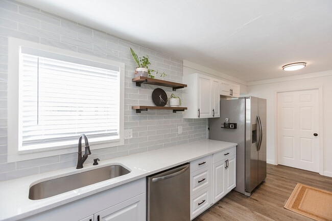 Photo - 553 Peacock Rd