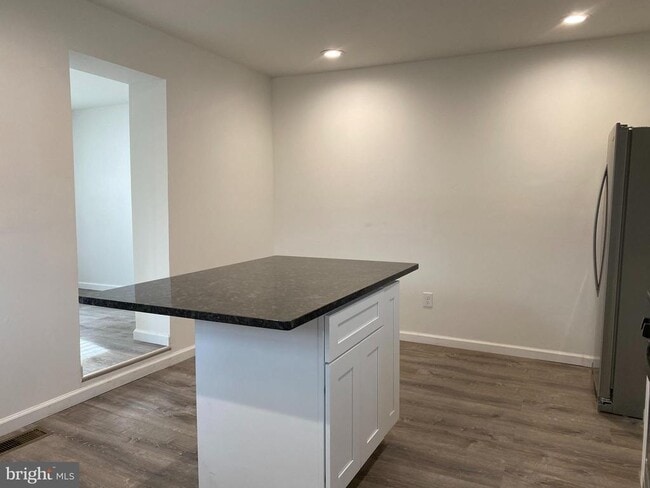 Photo - 920 Young St