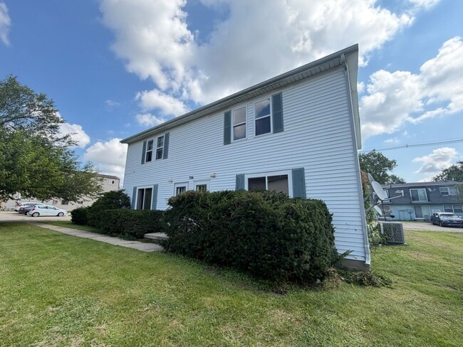 Building Photo - 706 Crescent Dr Unit A