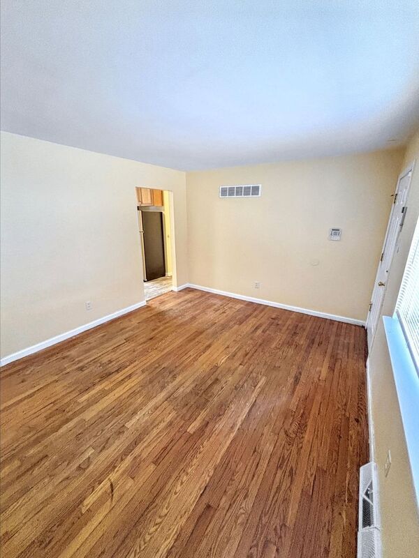 Photo - 8816 Blewett Ave