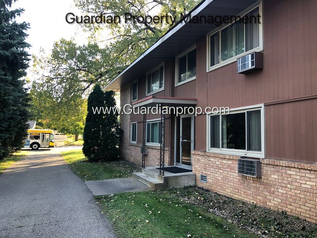 Building Photo - Main Level Apartment Pet Free Apartment, 1 Garage Space & 1 Surface Space, Pet Free Building Unit #2