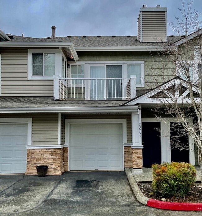 Building Photo - 2 Bed / 1 bath townhome at Summerhill Village in Issaquah $2,995/mo