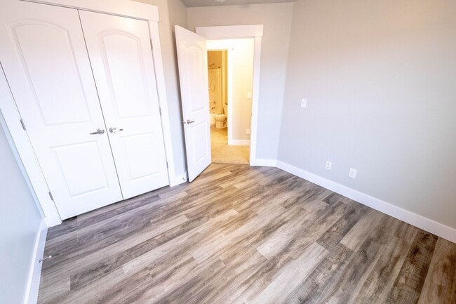 Building Photo - Beautiful Draper Townhomes in Prime Location