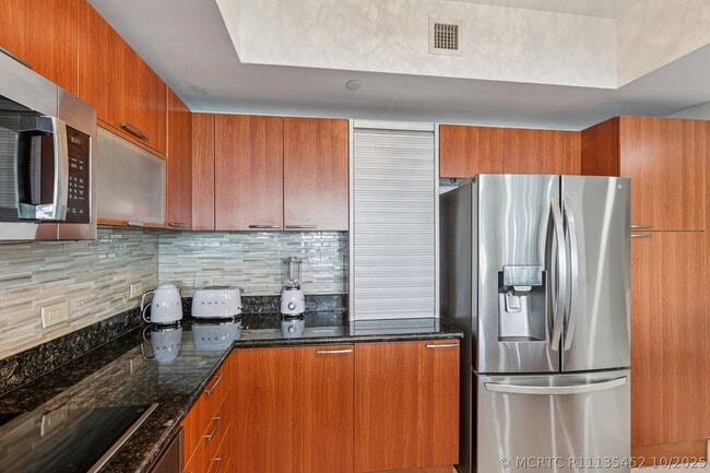 Building Photo - 2640 Lake Shore Dr Unit 2312
