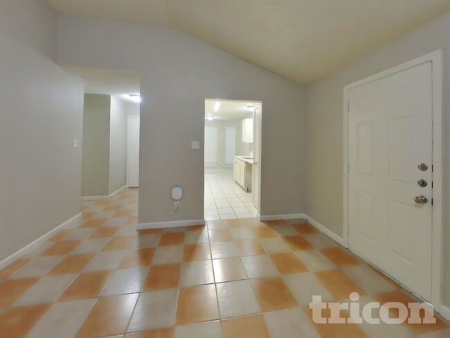 Photo - 916 Ashmount Ln